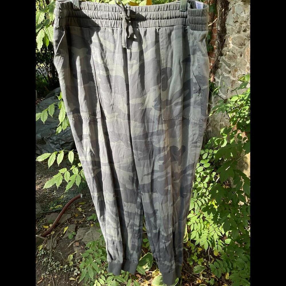 Splendid XL Green High Rise Camo Joggers with Pockets